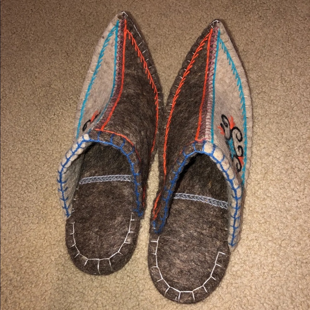 FELT SLIPPERS